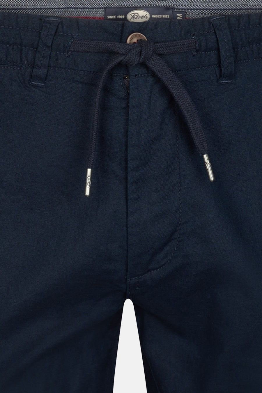 Donkerblauwe short van Petrol Industries, met een trekkoord en knoopsluiting, in een cropped close-up.
