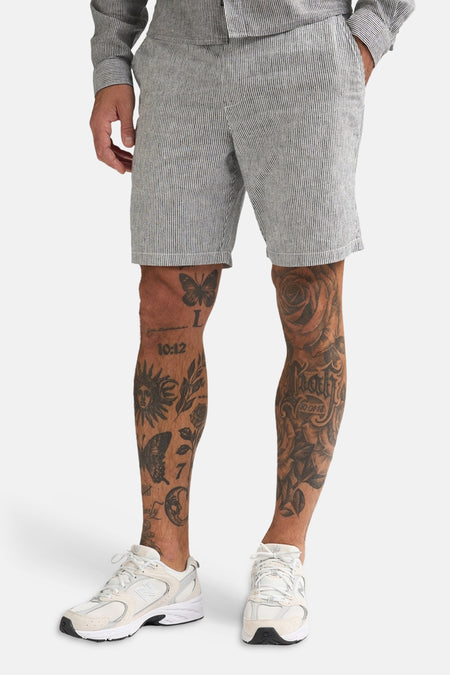 Shorts rayées blanc et gris de Petrol Industries avec taille élastique et cordon de serrage noué.