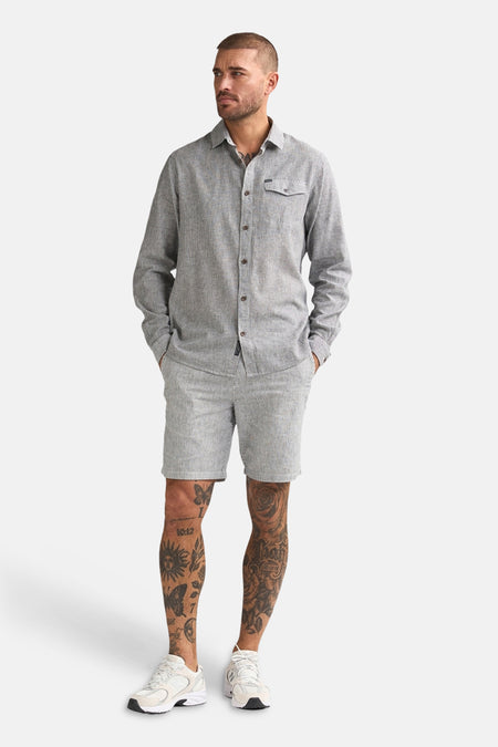 Short rayée gris clair de Petrol Industries®, faisant partie d'un ensemble assorti avec une chemise, porté par un homme.