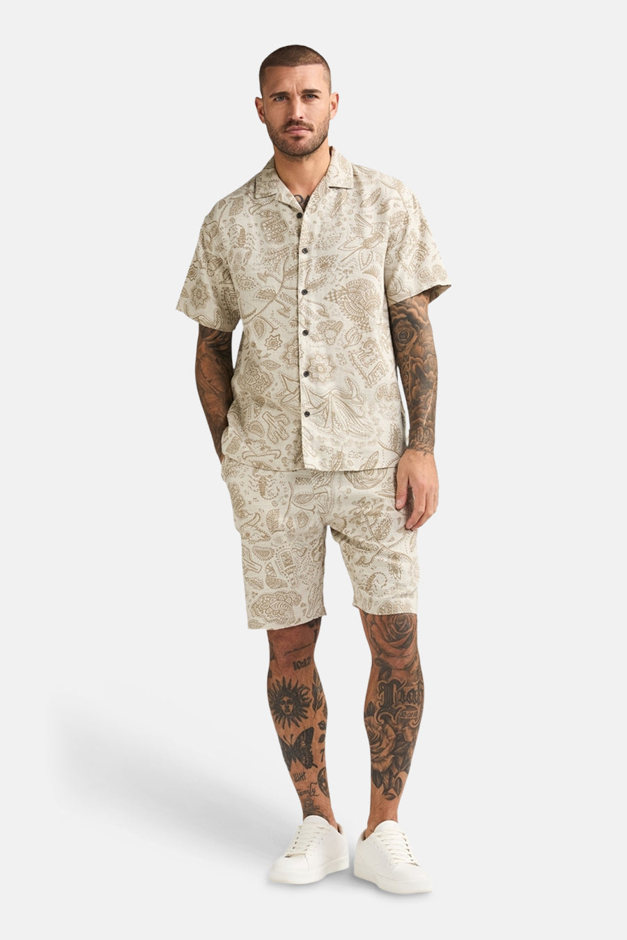 Short beige de Petrol Industries® avec imprimé cachemire et baskets blanches.