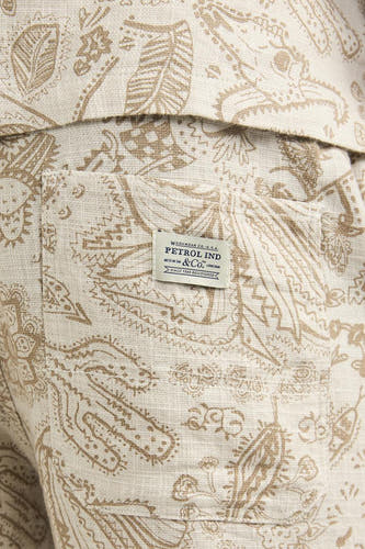 Short beige de Petrol Industries, avec motif cachemire et texture tissée, gros plan.