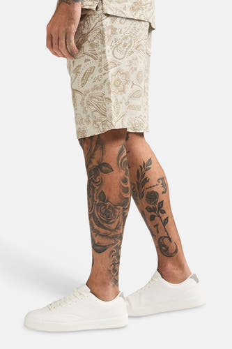 Short beige de Petrol Industries® avec imprimé cachemire, vu de côté.