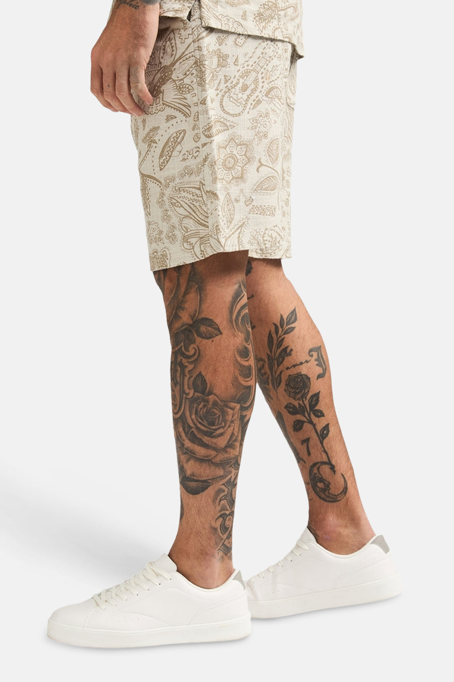 Short beige de Petrol Industries® avec imprimé cachemire, vu de côté.
