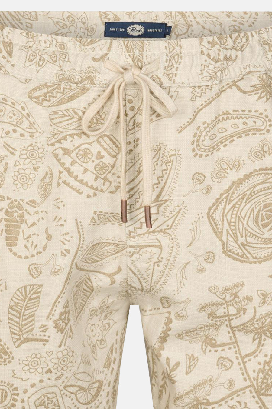 Short beige de Petrol Industries® avec un motif cachemire et un cordon de serrage.