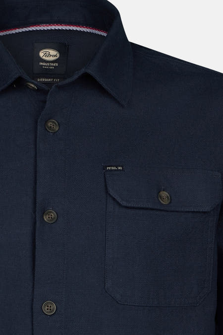 Chemise bleue à manches longues de Petrol Industries, avec col boutonné et poches brodées.