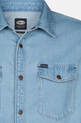 Lichtblauw denim jeansjas van Petrol Industries, met borstzak en bruine knopen.