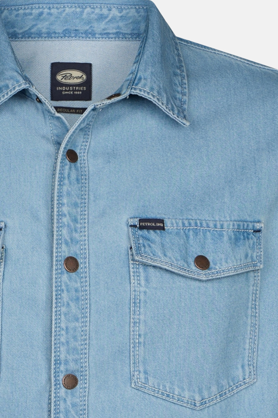 Lichtblauw denim jeansjas van Petrol Industries, met borstzak en bruine knopen.