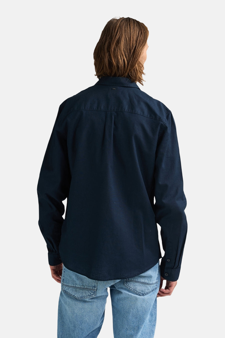 Chemise bleue à manches longues de Petrol Industries, vue de dos, portée avec un jean.