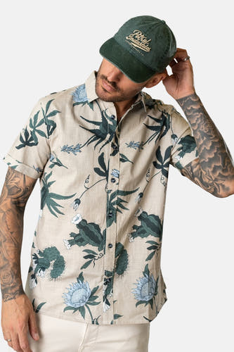 Chemise multicolore à manches courtes de Petrol Industries®, avec une impression botanique et un col boutonné, en gros plan.