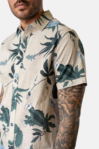 Multikleurig hemd met korte mouwen van Petrol Industries®, met een botanische print en knoopsluiting, in close-up.