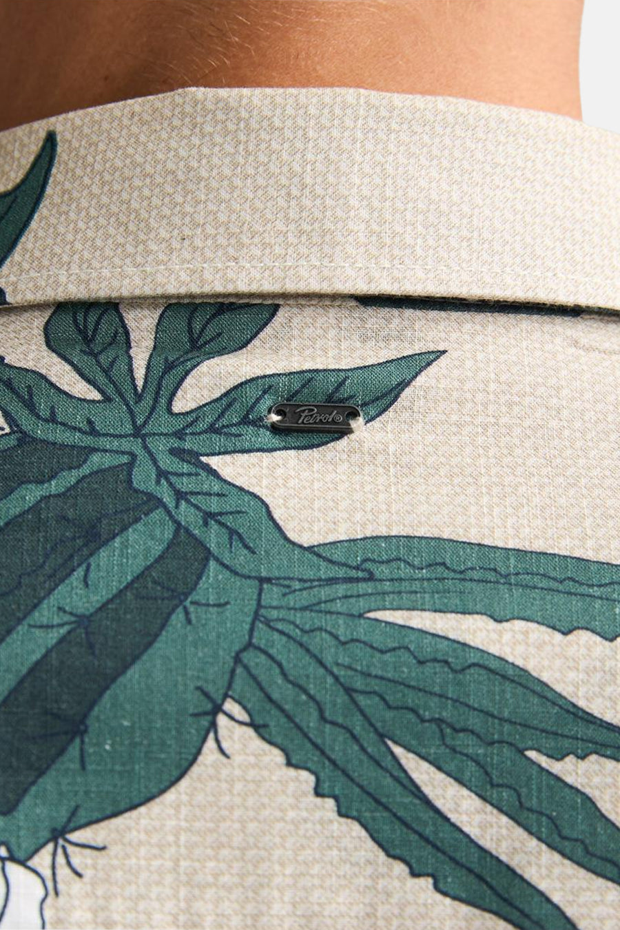 Multikleurig overhemd met korte mouwen van Petrol Industries®, met groen bladerpatroon en merklabel op de kraag.
