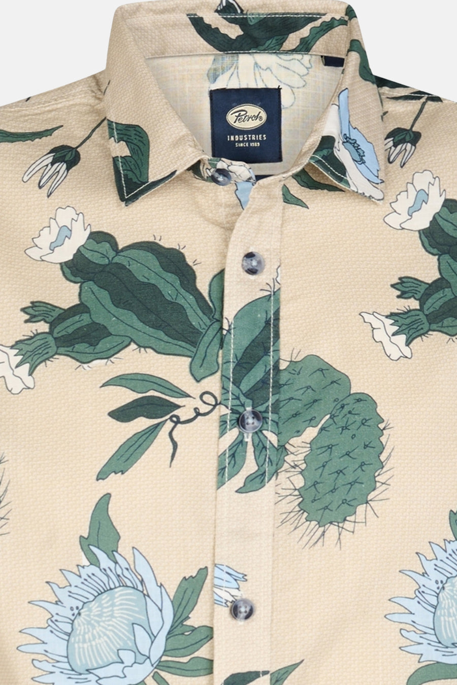 Multikleurig overhemd met korte mouwen van Petrol Industries, met een opvallend cactusmotief en knoopsluiting.