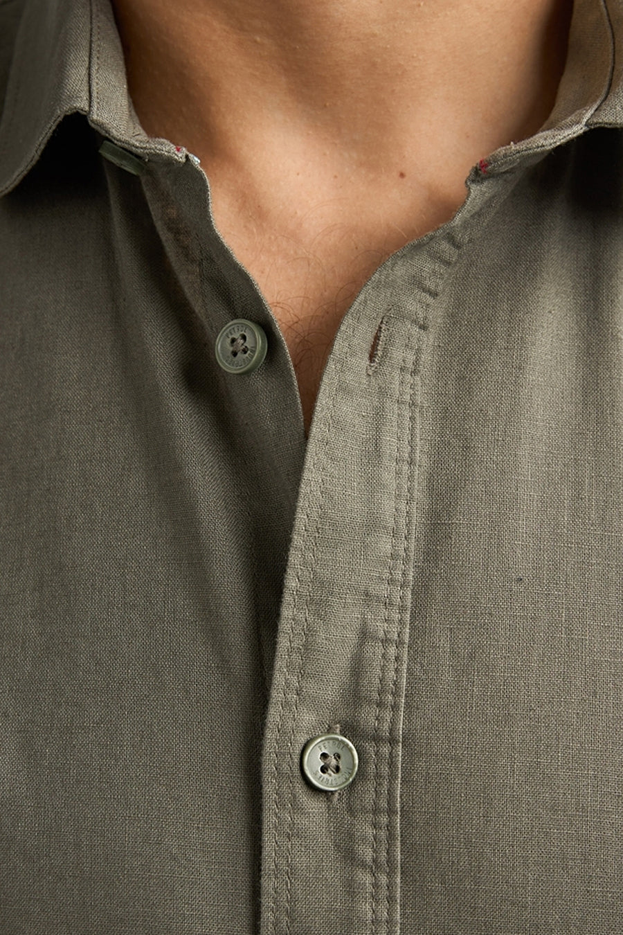 Chemise verte à manches courtes de Petrol Industries®, gros plan sur le col et les boutons.