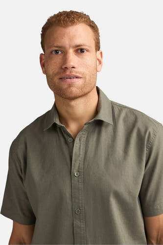 Chemise verte à manches courtes de Petrol Industries®, avec fermeture boutonnée et col classique.