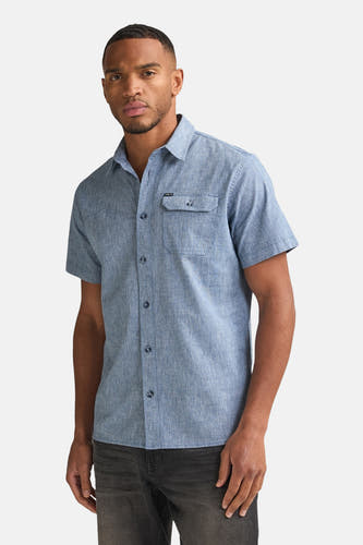 Chemise bleue à manches courtes de Petrol Industries, avec fermeture boutonnée et poche poitrine.