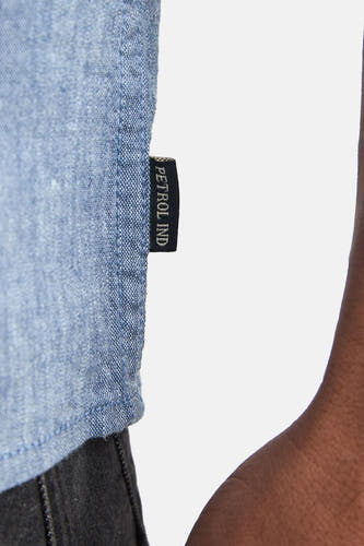 Chemise bleue à manches courtes de Petrol Industries, avec une texture subtile et une étiquette sur le côté.