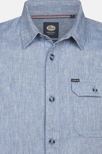Chemise bleue à manches courtes de Petrol Industries, avec poche poitrine et fermeture boutonnée.