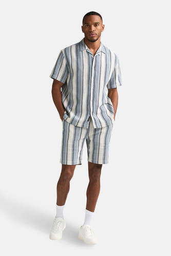 Chemise rayée bleue à manches courtes de Petrol Industries®, avec un col ouvert et une fermeture boutonnée.