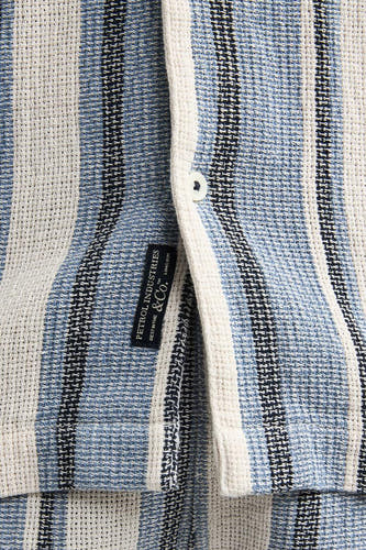 Chemise rayée bleue à manches courtes de Petrol Industries, avec une texture tissée et une étiquette.