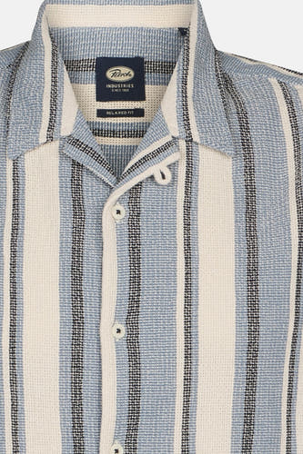 Chemise rayée bleue à manches courtes de Petrol Industries®, avec un col ouvert et une fermeture boutonnée.