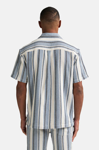 Chemise rayée bleue à manches courtes de Petrol Industries, dos, avec des rayures blanches et noires contrastées.