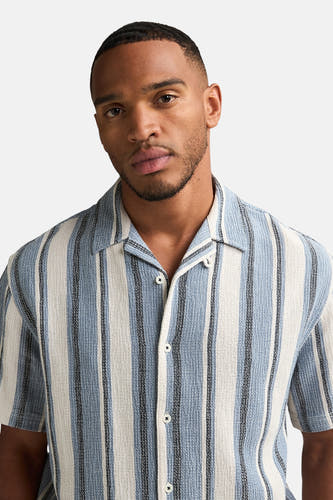Chemise bleue à manches courtes de Petrol Industries®, avec motif rayé et col ouvert.