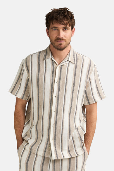 Chemise beige à rayures à manches courtes de Petrol Industries®, avec une texture subtile.