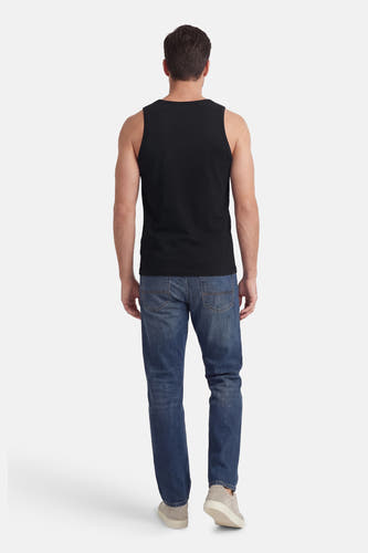 Débardeur noir de Petrol Industries, épaules apparentes, combiné avec un jean bleu et des chaussures grises, vu de dos.