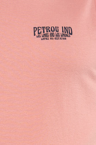 Débardeur rose de Petrol Industries avec un petit imprimé texte.