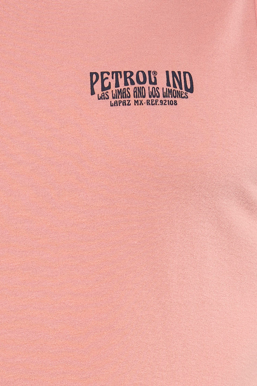 Débardeur rose de Petrol Industries avec un petit imprimé texte.
