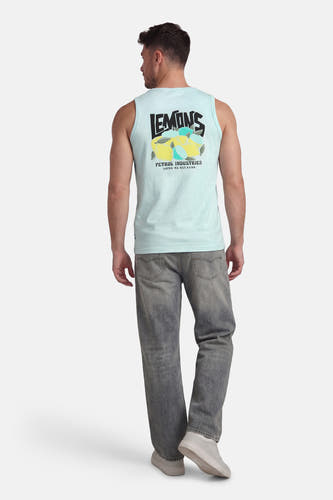 Débardeur vert de Petrol Industries, avec un imprimé citrons au dos, combiné avec un jean gris et des baskets blanches.