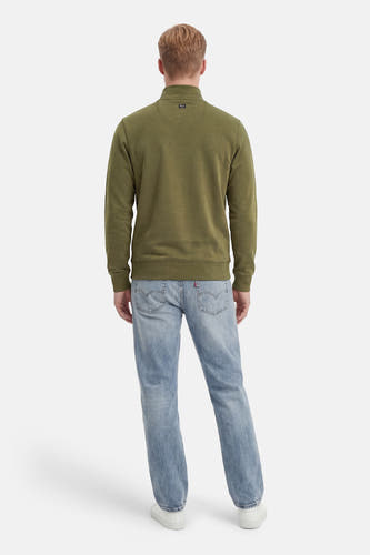 Pull vert à col rond de Petrol Industries, dos, combiné avec un jean bleu et des baskets blanches.