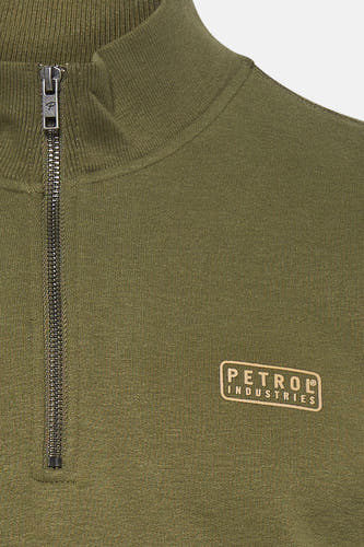 Pull vert à col rond de Petrol Industries, avec une fermeture éclair courte et un patch logo sur la poitrine.