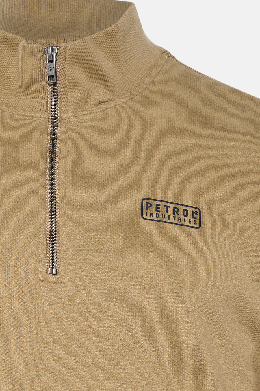 Pull beige à col rond de Petrol Industries, avec une fermeture éclair courte et un logo sur la poitrine.