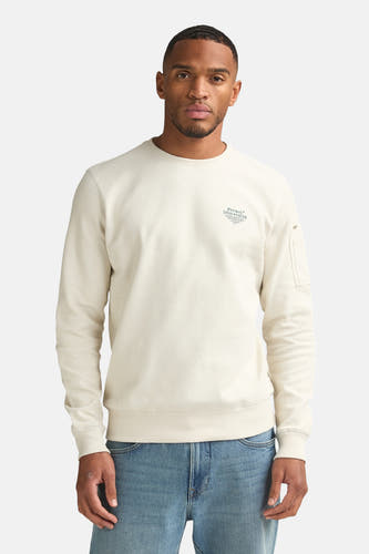 Sweater écru avec col rond de Petrol Industries, vue arrière, associé à des jeans et des baskets blanches.