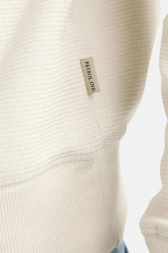 Gilet écru avec col rond de Petrol Industries, en texture fine gaufrée et étiquette de marque.