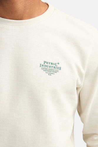 Gilet écru avec col rond de Petrol Industries®, avec une subtile texture et un petit logo sur la poitrine.