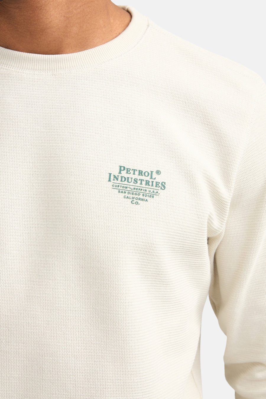 Gilet écru avec col rond de Petrol Industries®, avec une subtile texture et un petit logo sur la poitrine.