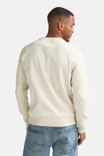 Gilet écru avec col rond de Petrol Industries, vue arrière avec jeans bleu clair.