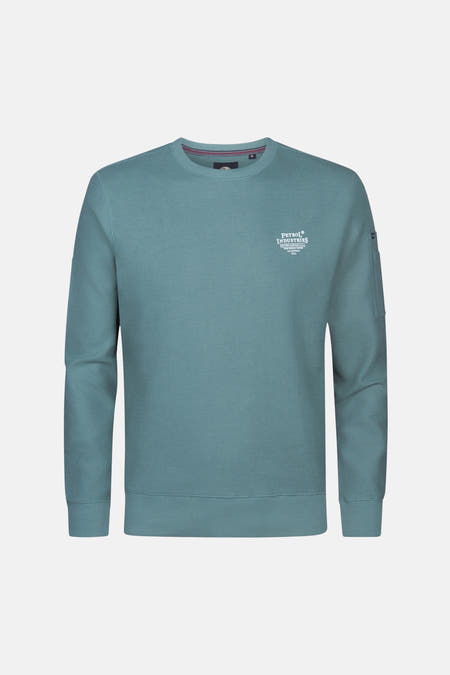 Pull vert avec col rond de Petrol Industries®, avec imprimé texte blanc sur la poitrine.