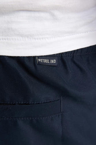 Short de bain bleu de Petrol Industries, avec une taille élastique et une poche arrière.