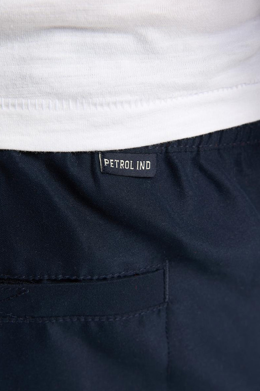 Short de bain bleu de Petrol Industries, avec une taille élastique et une poche arrière.