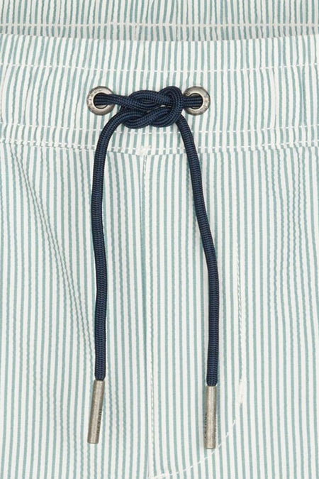Short de bain vert de Petrol Industries®, avec un motif seersucker rayé et un cordon de serrage bleu marine avec embouts métalliques.