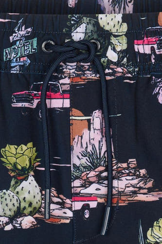 Short de bain multicolore de Petrol Industries® avec un motif de paysage désertique saisissant.