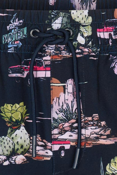 Short de bain multicolore de Petrol Industries® avec un motif de paysage désertique saisissant.