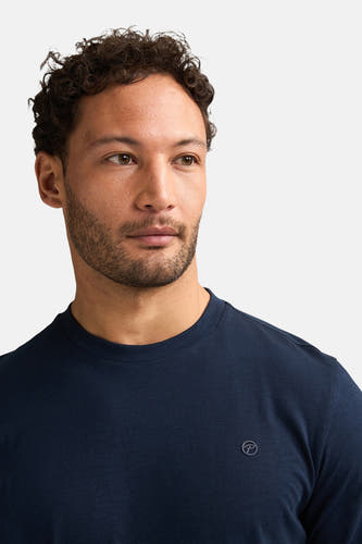 Blauw T-shirt met lange mouwen van Petrol Industries®, effen stof met een klein logo op de borst.