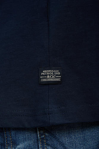 T-shirt bleu à manches longues de Petrol Industries, avec détail d'étiquette tissée et coutures.