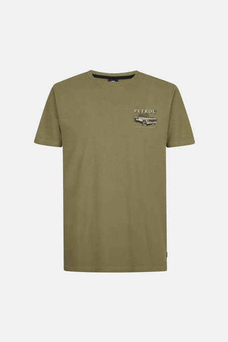 T-shirt vert avec manches courtes de Petrol Industries® avec un imprimé d'une voiture sur la poitrine.