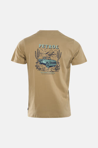 T-shirt vert à manches courtes de Petrol Industries® avec un imprimé graphique d'un camion et d'un paysage désertique dans le dos.