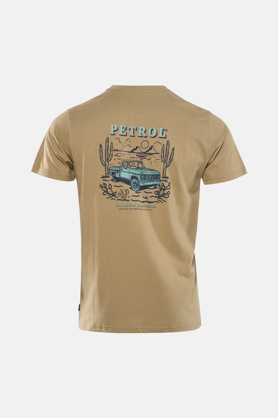 T-shirt vert à manches courtes de Petrol Industries® avec un imprimé graphique d'un camion et d'un paysage désertique dans le dos.